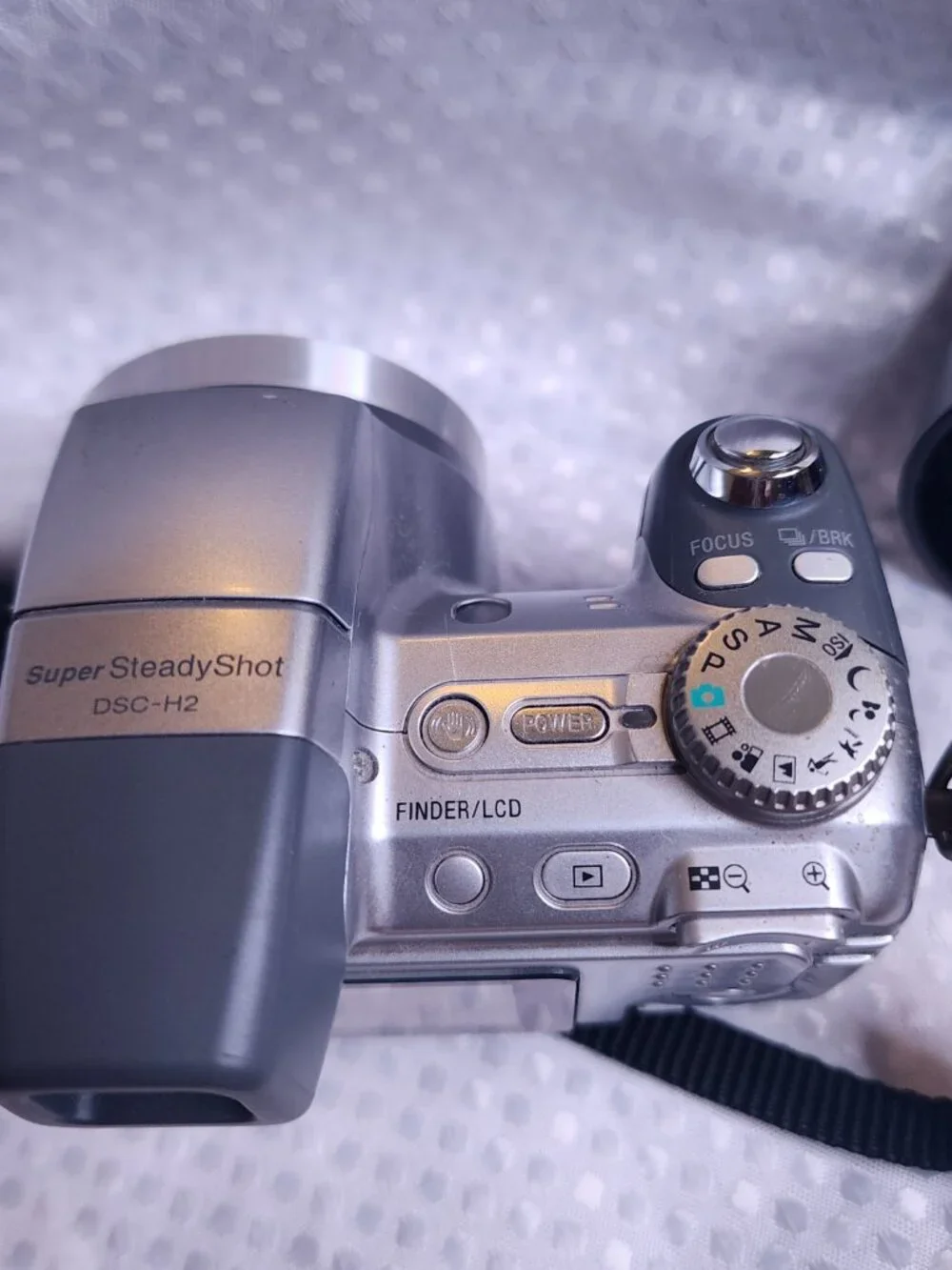 Sony Cyber-shot DSC-H2 6.0MP Digital Camera 12x Optical Zoom Carl Zeiss Silver